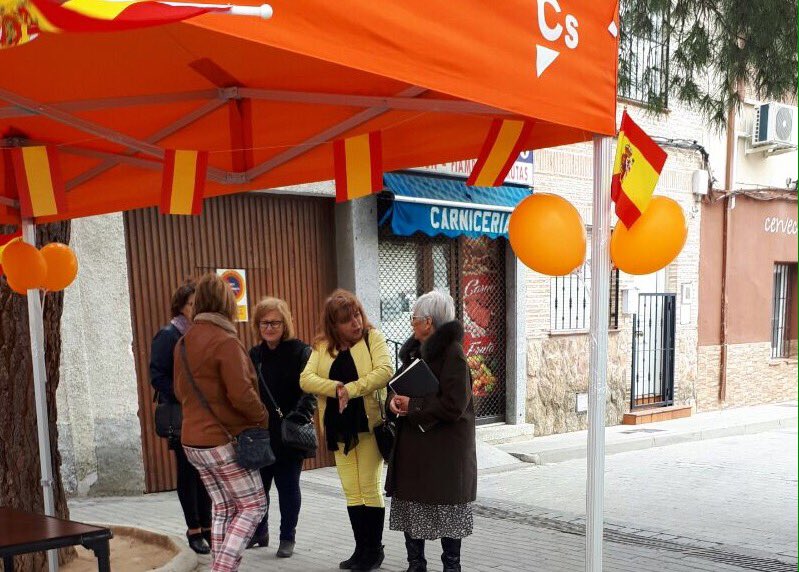 Cs_Toledo's tweet photo. 🍊Hemos estado con nuestra #carpaciudadana en #Manzaneque y #LasVentasdeRetamosa
Escuchamos tus inquietudes, ideas y demandas para darles voz y mejorar nuestros municipios en #Toledo
Gracias a todos los vecinos por participar y hacernos llegar sus propuestas
💪🏻💪🏻 ¡Seguimos! https://t.co/7moNJjXp3a