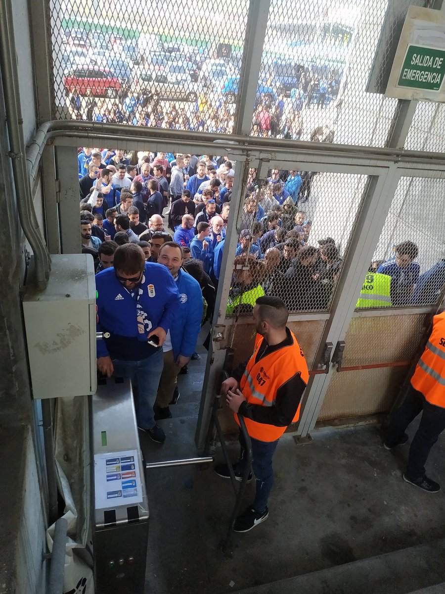 Symmachiarii94's tweet photo. Hoy el Oviedismo dijo basta.

Basta de atropellos a los aficionados, basta de tratarnos como delincuentes. 

Gracias @RealOviedo @arturoelias https://t.co/ZjfLJ37oei