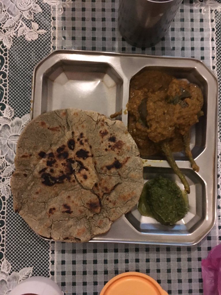 udaitweets's tweet photo. बाजरे की रोटी और भरमा बैंगन, साथ में पुदीना चटनी 😋😋😋| #घर_का_खाना कैसी #Swiggy कौनसी #Swiggy ? #NoSwiggy https://t.co/DxatRX8f26