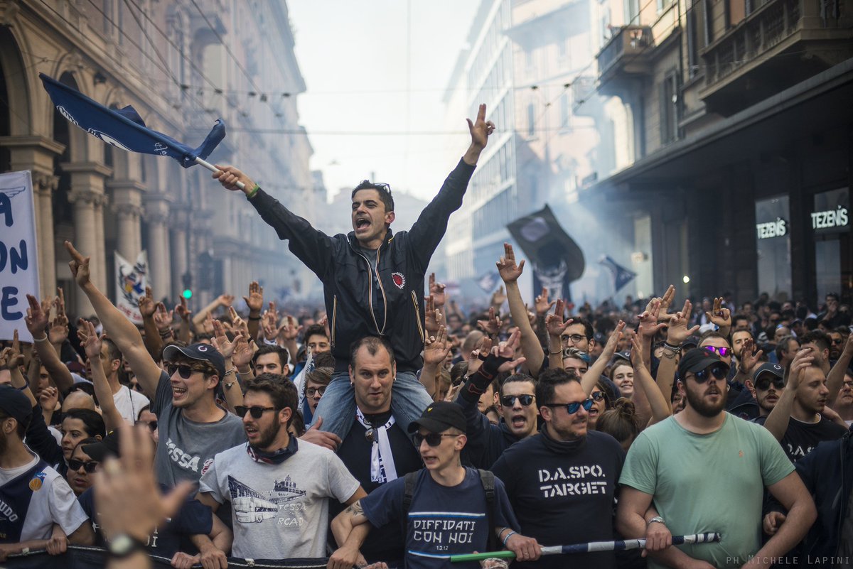 MicheleLapini's tweet photo. #Festeggiamenti per la promozione in #serieA di #basket della #Fortitudo #Bologna. #photojournalist #fotogiornalismo #ultras #fossadeileoni #torneremoinseriea #paladozza #basket #basketcity #mondoultras #laeffe #fortitudobologna #documentary #reportage #freelance https://t.co/RBAMDZkuWJ
