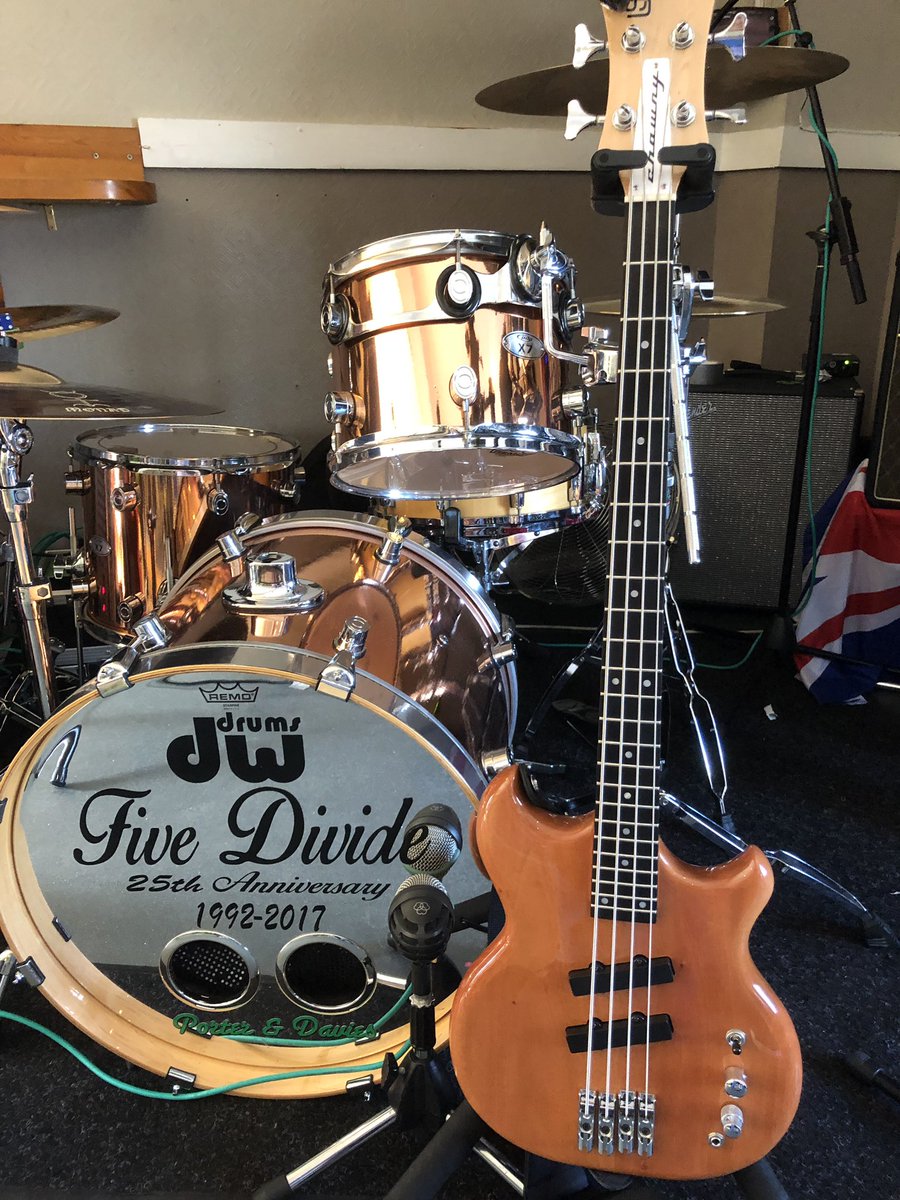 FIVEDIVIDE's tweet photo. Ready to rock n roll @bassfunkmaster #fivedivide #LiveMusic #chowny #scottwhitley #activebass https://t.co/H7eX7AiISv