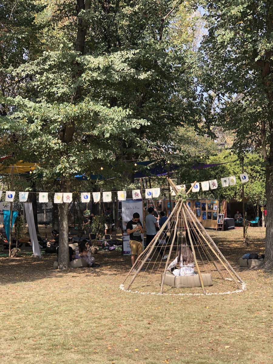 guendelman's tweet photo. Éstos son los “destrozos” del Parque O’Higgins al tercer día de festival @lollapaloozacl (acabo de tomar yo las fotos). Todo impecable, todo limpio, todo lindo. De verdad no podemos compartir este parque por 3 días con el festival de música más importante del mundo? https://t.co/TFjBlWiesy