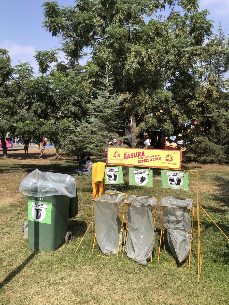 guendelman's tweet photo. Éstos son los “destrozos” del Parque O’Higgins al tercer día de festival @lollapaloozacl (acabo de tomar yo las fotos). Todo impecable, todo limpio, todo lindo. De verdad no podemos compartir este parque por 3 días con el festival de música más importante del mundo? https://t.co/TFjBlWiesy