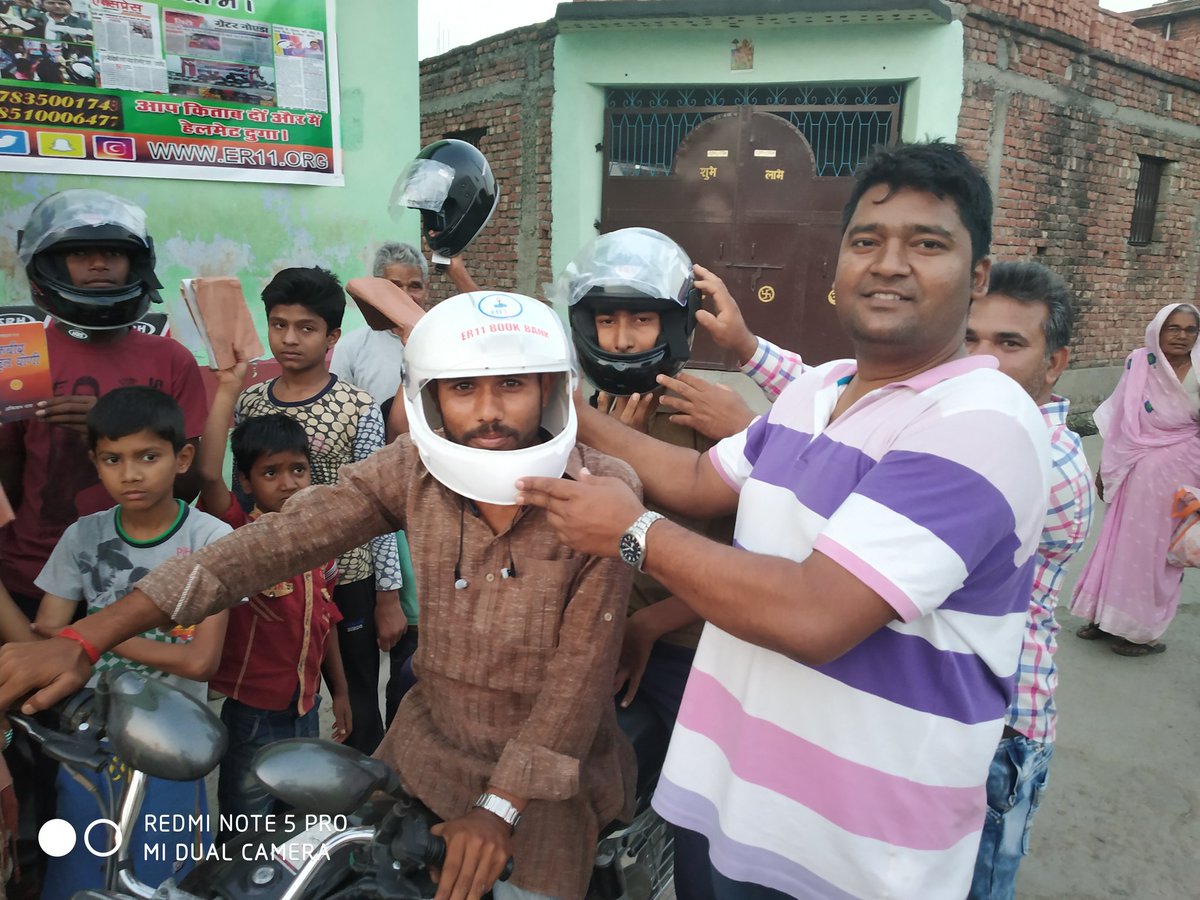 DhanlakshmiSin2's tweet photo. #Helmet #हेलमेटमैन राघवेंद्र कुमार कभी सोते नहीं है सड़क सुरक्षा के जागरूकता अभियान में रात में भी लोगों को हेलमेट देते हैंl और उनके हर बुक बैंक पर लोग पुरानी किताब देकर हेलमेट लेते हैंl
@dna #Helmetman. #zeenews
#Pmo #ER11 #Bookbank. https://t.co/sJqgIwOrQZ