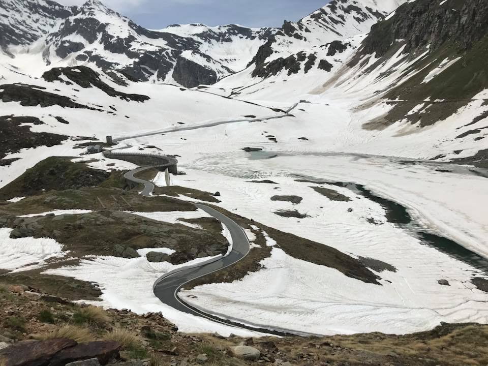 antonyblake9's tweet photo. May 2019. Will the Giro face this on the Nivolet for the first time in it's history ?
#italia  #cyclinglife #cyclist #roadbike #cyclingphotos #fromwhereiride #bikingtour #climboftheweek #mountains #cycling #reillycycleworks #shimano #stubbleandsteel #nivolet #giro2019 #sonyalpha https://t.co/iCarICVNNh