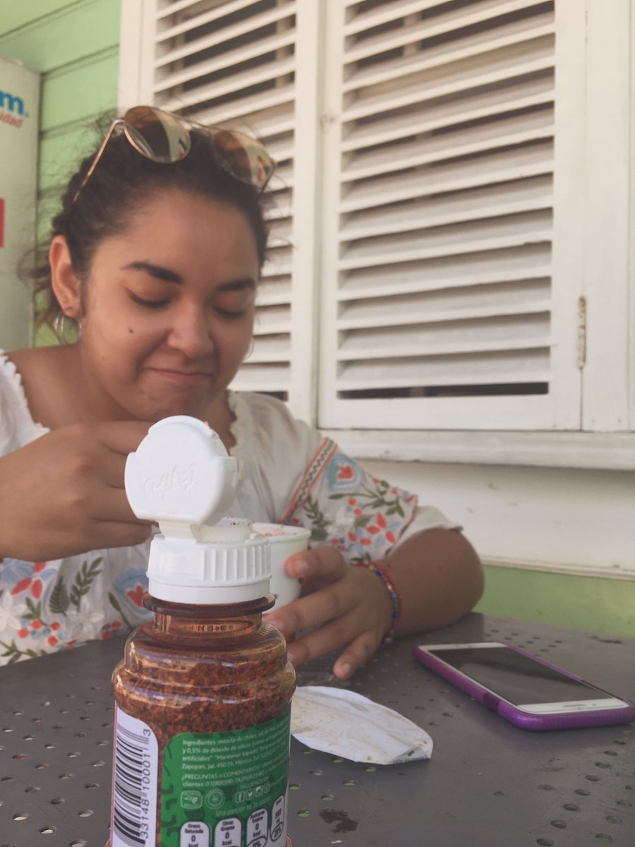 BnJay___'s tweet photo. Vine a Cozumel con la novia y compramos una maruchan #porquepobres y yo en aferrada quería tajin.

No había de sobrecito y la novia aceptó comprarme el bote (aunque también se está burlando) 😍😂

Best gf ever🥰 https://t.co/3MCloziShx