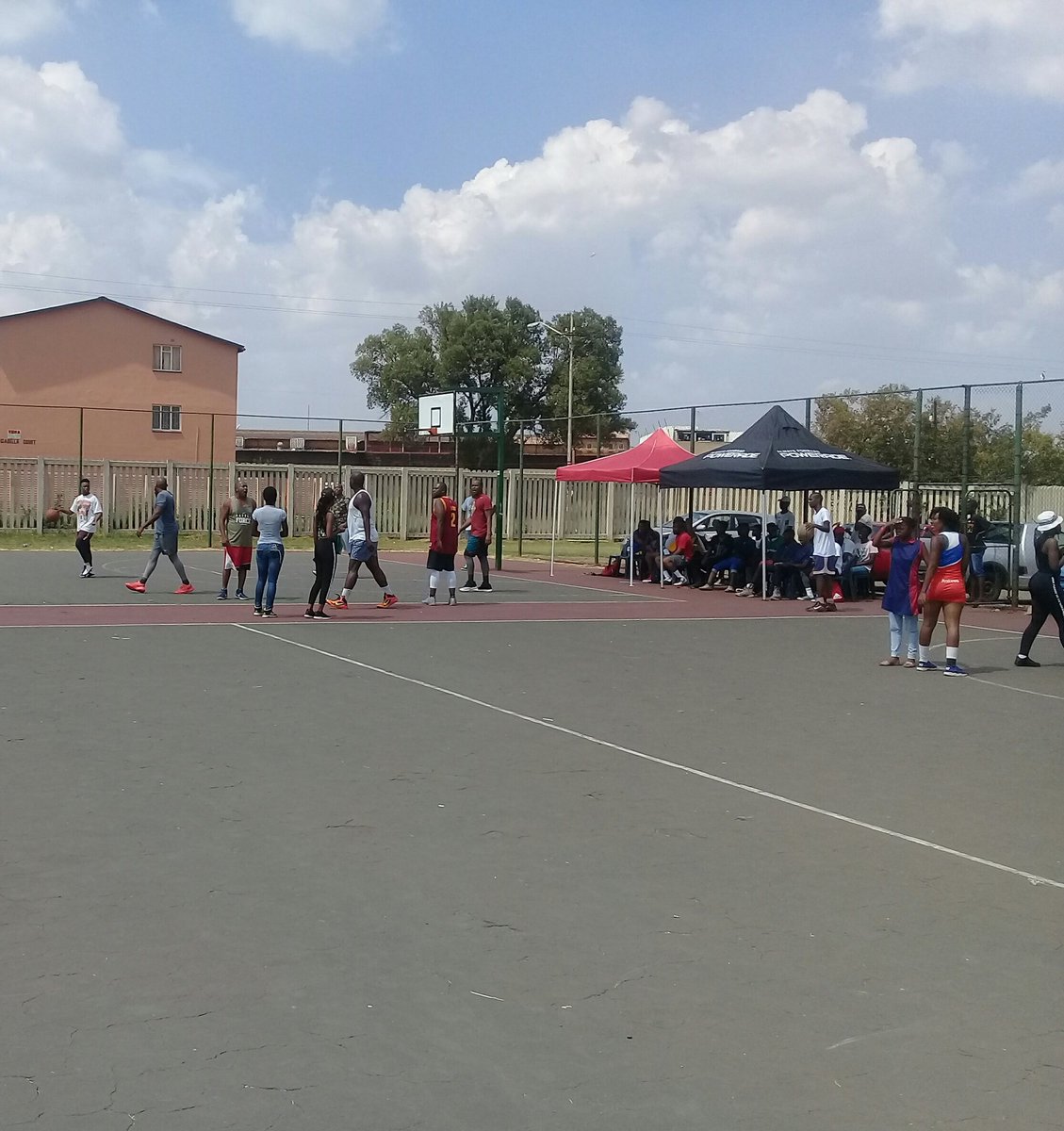 MogulJuice's tweet photo. Slaughterhouse Basket invaded Leondale today!! What Great family fun was had!!! #YoungLegends #Family #BrothaHood #BallisLife #ProtectTheSlaughterhouse #ChomiNayiNdoda #SundayRunday #Basketball #SundayService #Conglomerate #SundayHoopDay https://t.co/jLr9sRMKoo