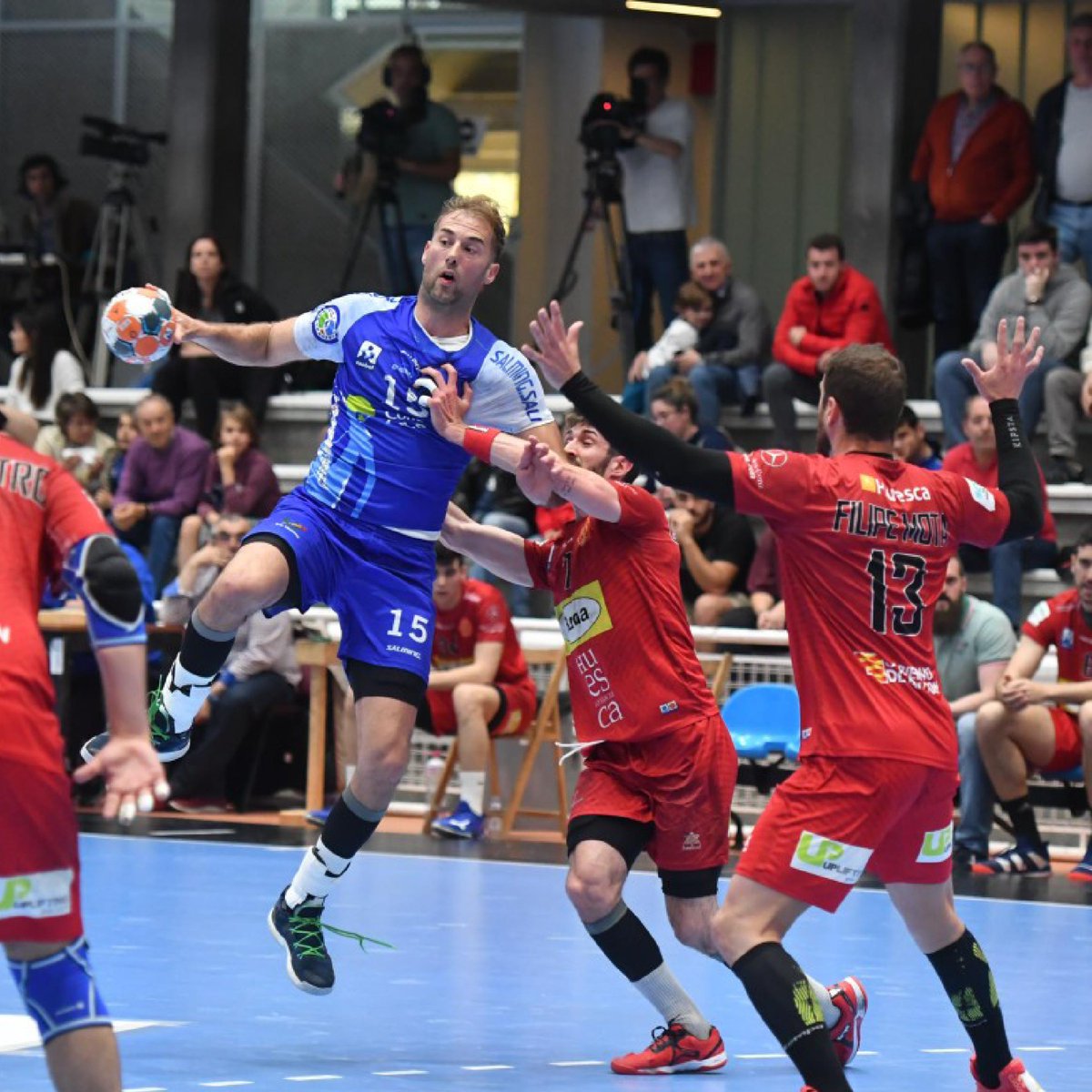 BmHuesca's tweet photo. 📣 CRÓNICA | Tras un duro partido conseguimos empatar y sumar ☝️ punto. 👉https://t.co/EdDVkfk0kR👈 

#VamosBada #BadaHuesca #Balonmano #BalonmanoHuesca #handball #handballplayers #handballteam #handballtime #handballislive #handballworld https://t.co/6VdgtW1d8h