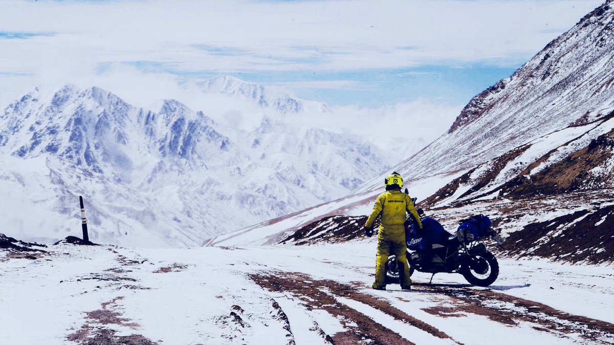 miquelsilvestre's tweet photo. Termina Carreteras Extremas en @la2_tve superando este sencillo paso de montaña entre Tajikistan y Kirguistán. Está feo de pedir pero peor es de robar y como no tengo padrino y me gusta mucho hacer el programa pido RT si quieres que Diario de un Nómada continúe otra temporada https://t.co/SSSzVQpfgJ