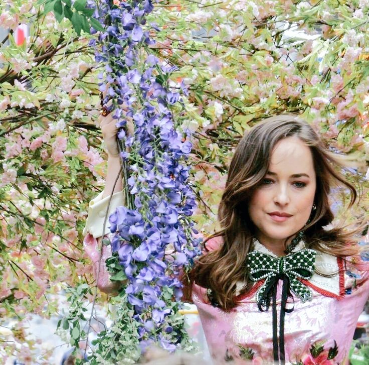 ❃*:･ﾟ┊› Caminad, cuando el eje del planeta
se vence hacia el solsticio del verano,
verde el almendro y mustia la violeta, 
cerca la sed y el hontanar cercano,
hacia la tarde del amor, completa,
con la rosa de fuego en vuestra mano. ‹┊｡⊹˚❃*

─ #Alessia