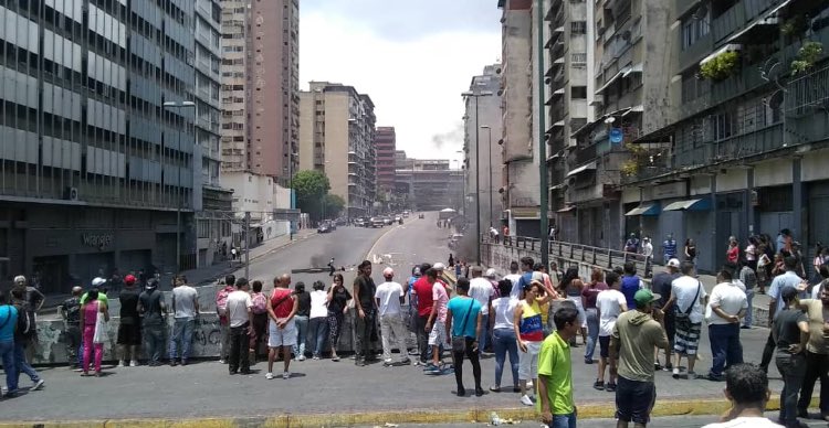 NMorenolibertad's tweet photo. En la Avenida Panteón, al oeste de Caracas, cumplen la línea del Presidente @jguaido.

A falta de luz y agua PROTESTAN, la orden del régimen es reprimir, la nuestra es RESISTIR. 

¡YA BASTA DE HUMILLACIONES!

“Cuando la tiranía se hace ley, LA REBELIÓN ES UN DERECHO” https://t.co/PyTzy5Oqhr