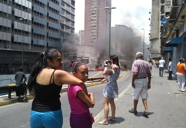 NMorenolibertad's tweet photo. En la Avenida Panteón, al oeste de Caracas, cumplen la línea del Presidente @jguaido.

A falta de luz y agua PROTESTAN, la orden del régimen es reprimir, la nuestra es RESISTIR. 

¡YA BASTA DE HUMILLACIONES!

“Cuando la tiranía se hace ley, LA REBELIÓN ES UN DERECHO” https://t.co/PyTzy5Oqhr