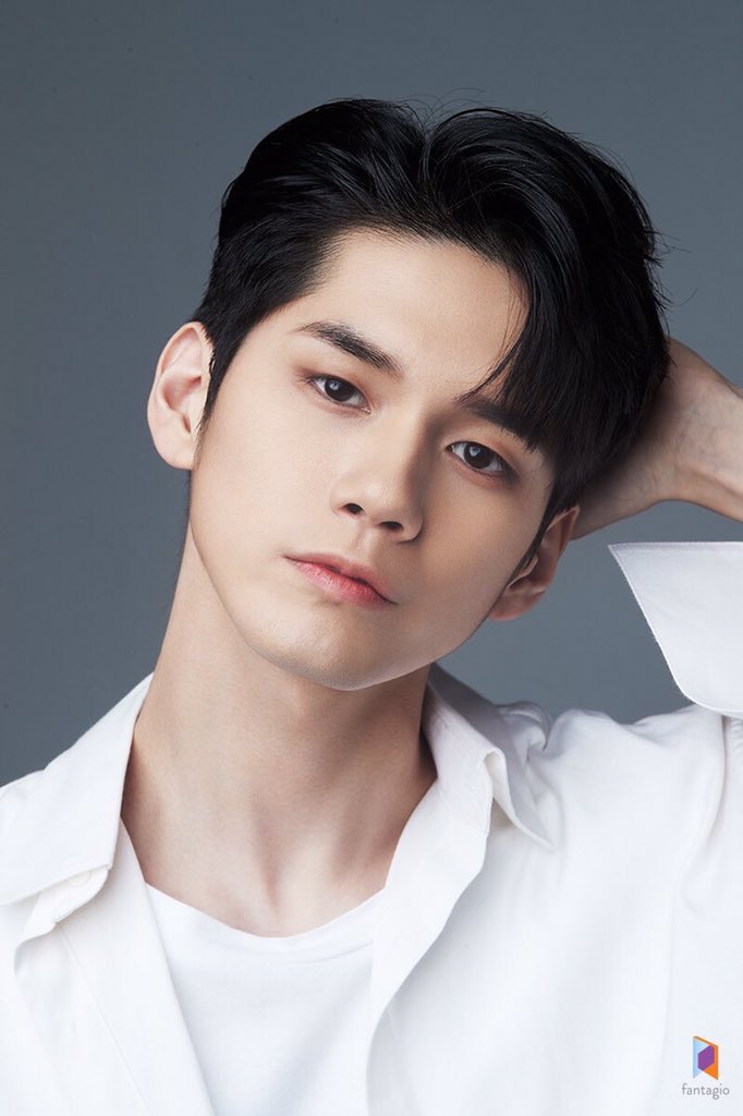 pingping07's tweet photo. I managed to find this on its’ last day in Bangkok today!! Thank you Thai fans for this beautiful #옹성우 billboard 💕 #ONGways2gether
Bonus: also found Sungwoon’s birthday ad right beside #seongwu’s 💕 https://t.co/OJwGoxOiAT