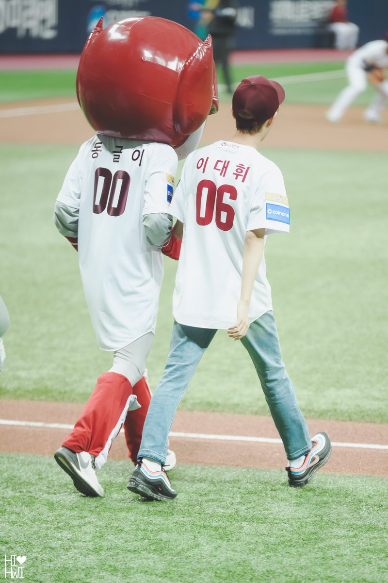 Hi_Hwi0129's tweet photo. 190330 #대휘 #이대휘 #DAEHWI #LEEDAEHWI #AB6IX 

시구하러 가는 휘풍당당한 발걸음😆😆귀여워😭 https://t.co/tIZVQIKyUR