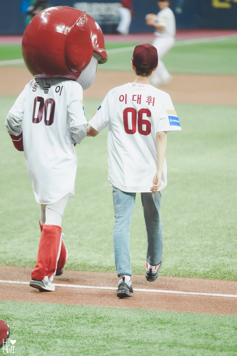 Hi_Hwi0129's tweet photo. 190330 #대휘 #이대휘 #DAEHWI #LEEDAEHWI #AB6IX 

시구하러 가는 휘풍당당한 발걸음😆😆귀여워😭 https://t.co/tIZVQIKyUR