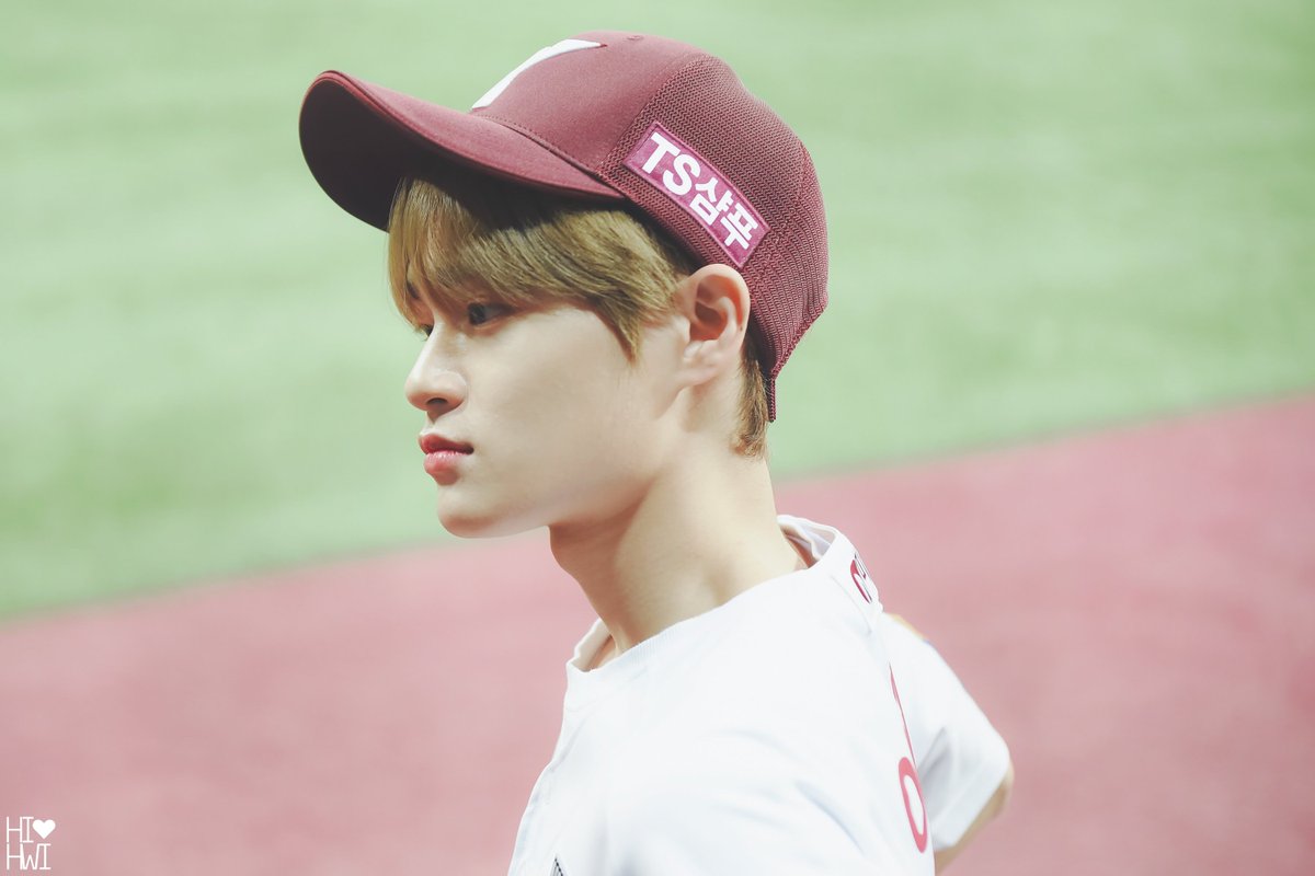 Hi_Hwi0129's tweet photo. 190330 #대휘 #이대휘 #DAEHWI #LEEDAEHWI #AB6IX 

청량한 야구소년💛💛💛 https://t.co/nWxmsN8pJH