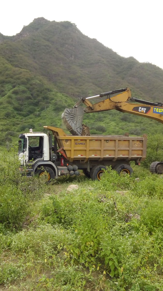 midagri_psiperu's tweet photo. #EstamosJuntosEnEsto🇵🇪💪
Maquinaria selecciona el material para la conformación del dique de protección en el sector #Mayascon, provincia de #Ferreñafe, región #Lambayeque. En tanto los trabajos del @minagriperu y @psi_gob con la descolmatación del cauce del río #LaLeche avanzan. https://t.co/uaFx8to46n