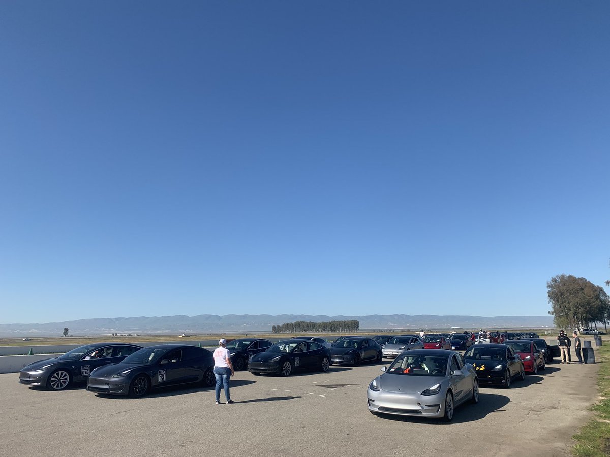 vincent13031925's tweet image. More pix of the Tesla Model 3 track event at Buttonwillow Raceway!!  

$TSLA #Tesla #Model3