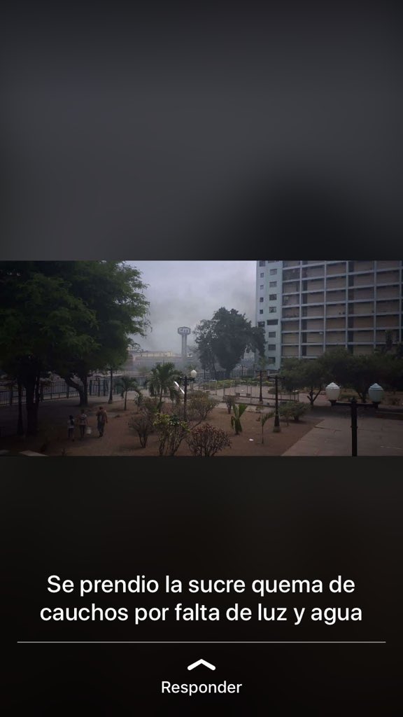 angelizardo's tweet photo. Se está metiendo la FAE en ma sucre Barquisimito, están rompiendo las cerraduras de los apartamentos por las protestas de las personas https://t.co/RPtdiuZ4Cg