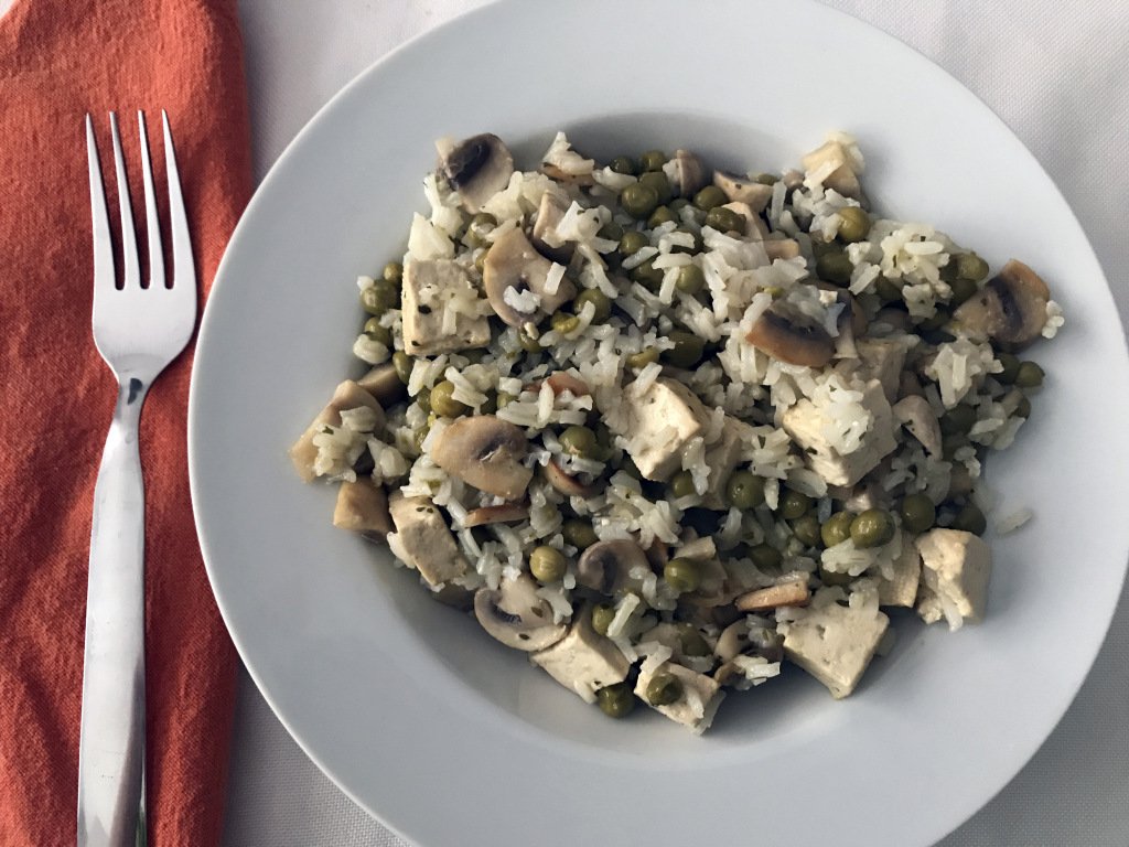 Arroz con champiñones, tofu y guisantes cenamosenmicasa.wordpress.com/2019/03/31/arr…