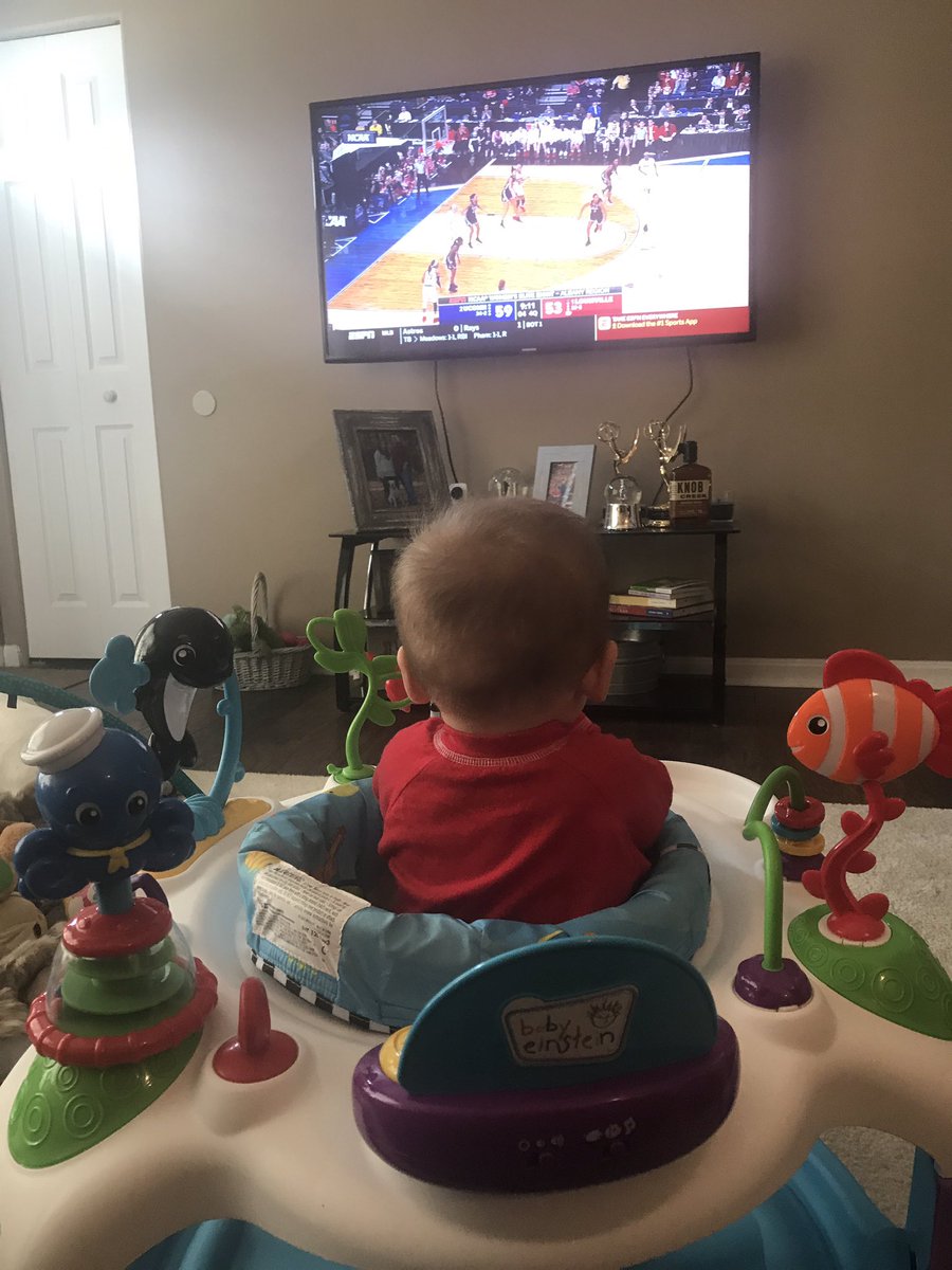 MrsHuff1822's tweet photo. Cheering on @UofLWBB and @CoachJeffWalz in the #EliteEight! #NCAAW https://t.co/98ii2SDEP5