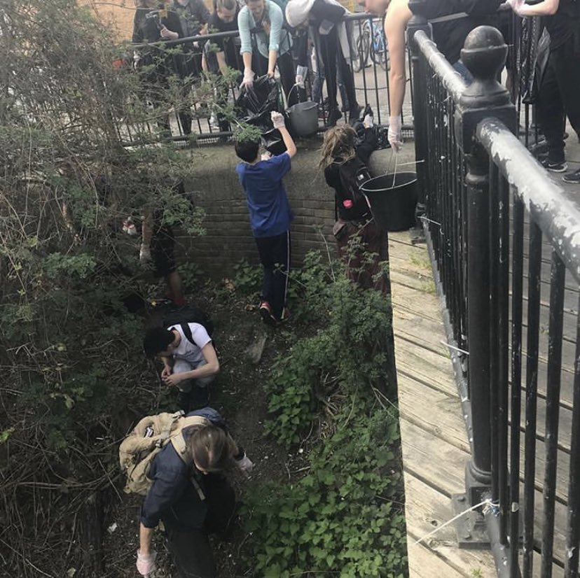 PKGenerations's tweet photo. Parkour: cleaning the parts of the city other people just can’t reach... 😬👊

Our first #LeaveNoTrace Jam of 2019 in London went off with bang and made a huge impact. Fantastic work by a truly wonderful community of practitioners! 

And this is just the start... 😉 #pkgen https://t.co/HMtSQ0AFuu