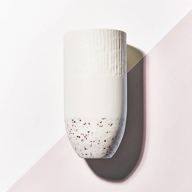 Scooping these vertical tracks out of the parian creates rippling imperfections where the material is resisting the tool. But it gives a fabric vibe to the end result which I'm okay with!👌🏻

#contemporaryceramics #contemporarycraft #minimalistic… ift.tt/2CJSVxI