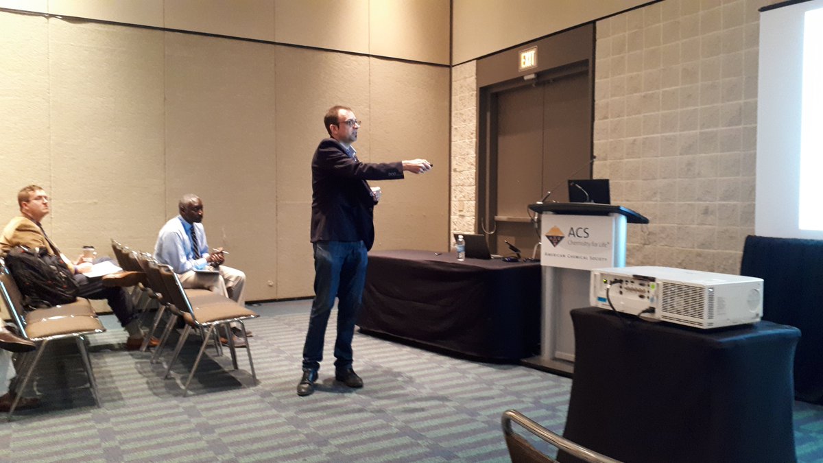 TomislavFriscic's tweet image. Dynamic @RLuqueAlvarez giving a talk @Mechanochem symposium #acsorlando