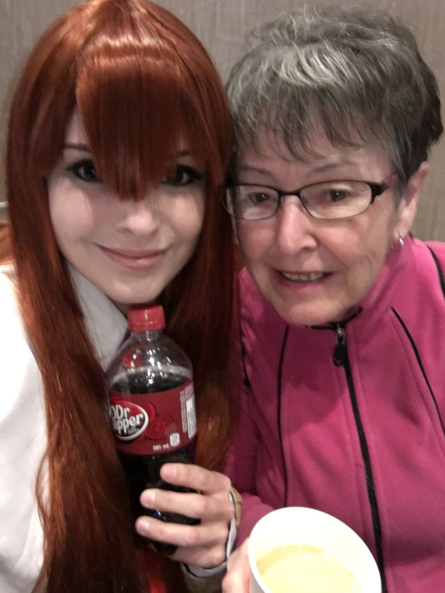krickyshikkaku's tweet photo. #AnimeMom did her time and bailed. Still having fun checking out amazing cosplays and hanging with some pretty cool cosplayers. 👏🙌✌️

#IEXPEI #SteinsGate #MakiseKurisu #Kurisu #Christina #FutureGadgetLab #Member004 #HarryPotter #BokuNoHeroAcademia #Mina #Ashido #NotTheBees https://t.co/YsgNRw0UYK