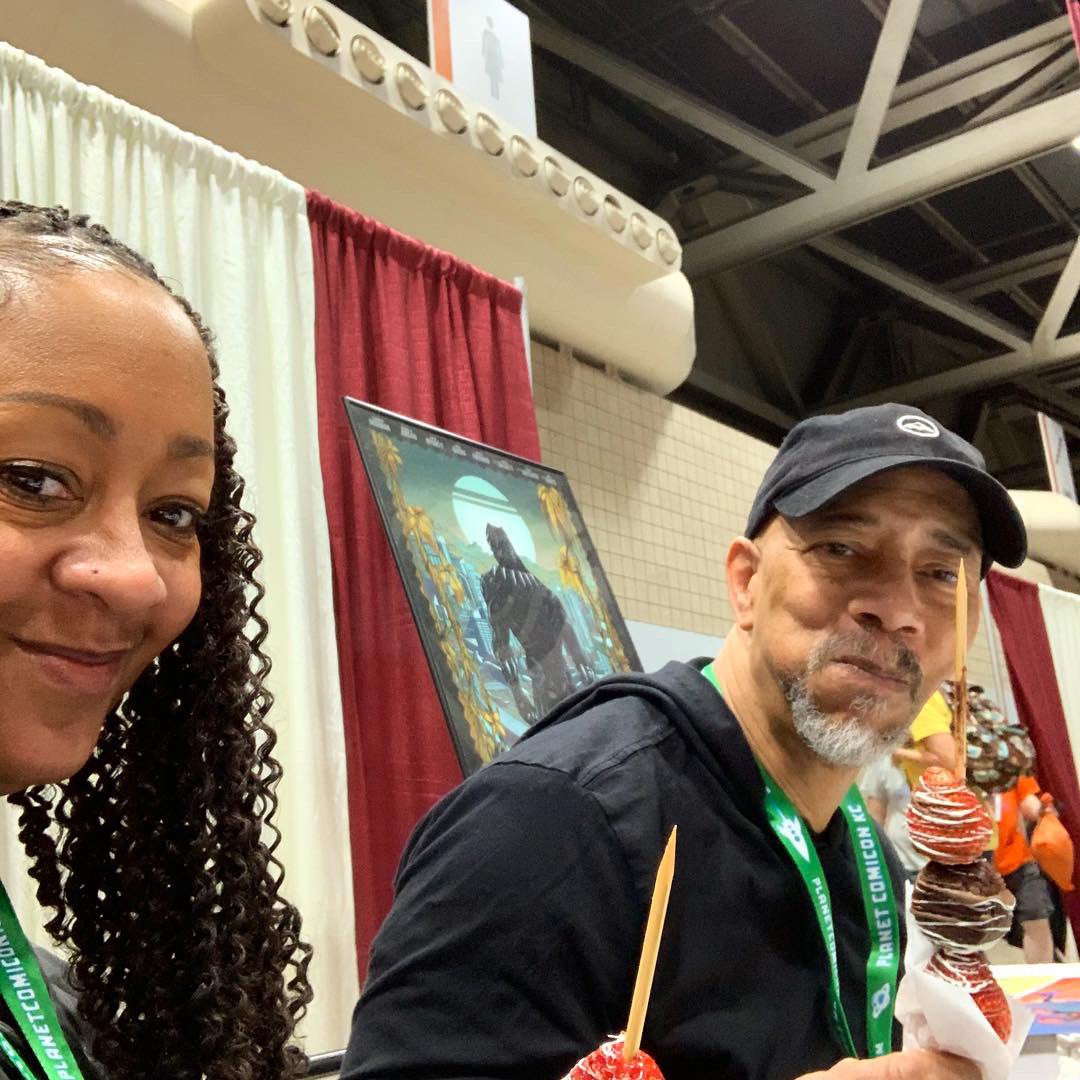denyscowanart's tweet photo. Last day at @PlanetComicon If you’re in Kansas City come swing by!
Swipe right to see some of the things I’ve been sketching while I’ve been here 😁🙌🏾 #lookimsmiling #pckc #planetcomicon #denyscowan https://t.co/VffnosxOsu