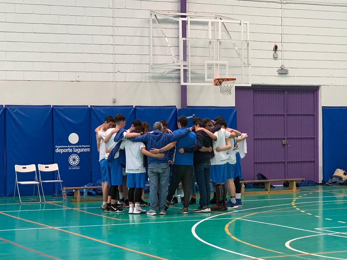 JuvelagunaCB's tweet photo. Nuestros chicos del Cadete Masculino siempre unidos como el gran equipo que son 

Juventud Laguna 50 vs 49 Puerto Cruz https://t.co/BYnFnhpXJW