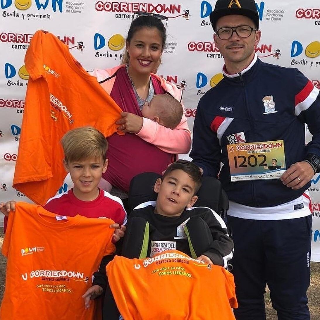 nancyf34's tweet photo. Junto a tu preciosa familia, dándote fuerza y empuje siempre, llegarás a la meta que te propongas en tu vida, campeón 💪🏼💪🏼 
#HeroeSSinCapa
#JuntosSomosMás 
#VCORRIENDODOWN
@colaborayeray
@AlejandroSanz
@LFdCesmas @FcDesdeLejosMex @fcdesdelejosarg @DesdelejosE @Fcdesdelejosco1 https://t.co/hLqxsLCUV6