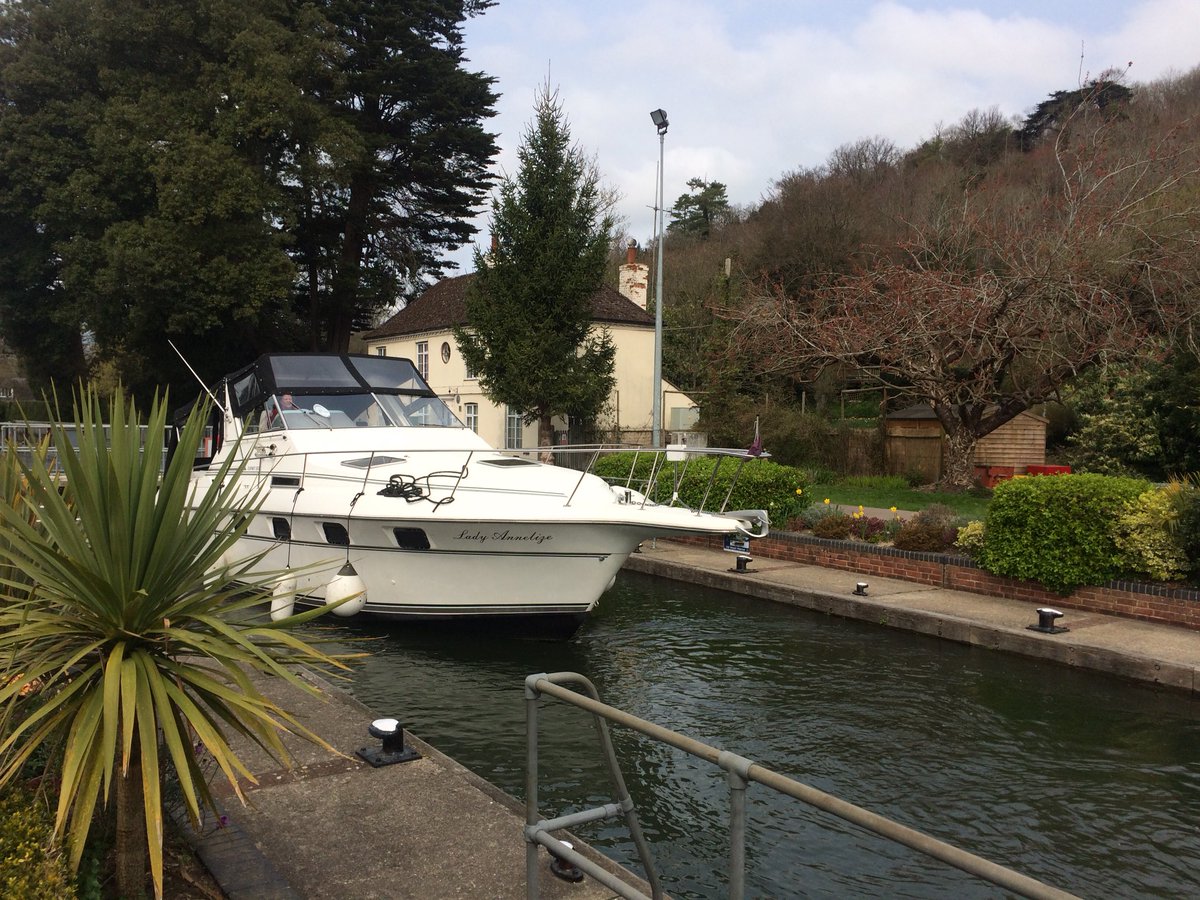 Motorboat_Owner's tweet photo. Boats out and about on Mother’s Day on the Thames at Henley. Happy Mothering Sunday to all boating mums 🌷💐
#Cruisers #MarshLock https://t.co/6p3IeuTwJq