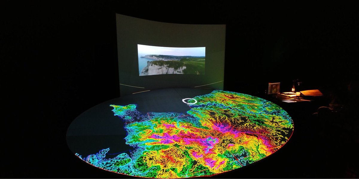 Démo de la maquette interactive #Normandisplay présentée par le @LaboTVES au #VMF19 : support topographique de la #Normandie en relief animé par #videomapping. Projection scientifique, citoyenne ou pédagogique entremêlant le passé, le présent et le futur, du bout des doigts !