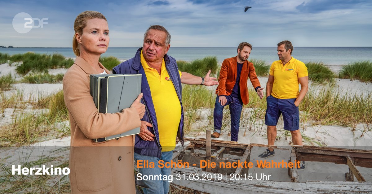 "Ella Schön - Die nackte Wahrheit": Ella steht im Bildvordergrund mit ihrem Klienten Holger Packebusch (Hilmar Eichhorn). Hinten unterhalten sich seine Söhne Maik (Stefan Rudolf) und Kurt (Christoph Letkowski). Sonntag, 20:15 Uhr im ZDF.