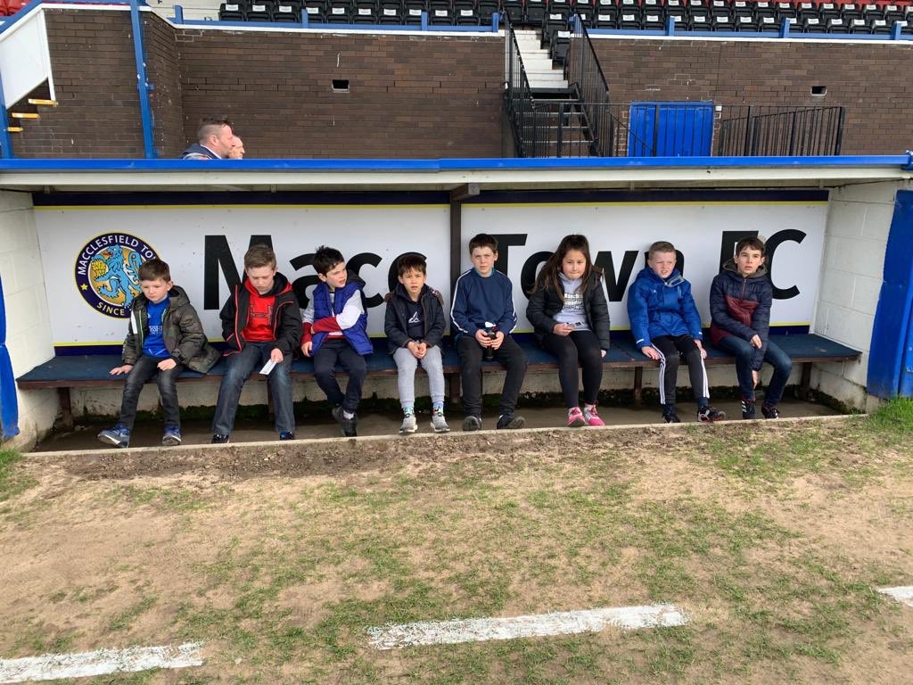 dmyersprogolfer's tweet photo. @Maccgolf Junior Academy golfers were delighted to have been chosen as Macclesfield Town Football Club’s ‘TOTW’ last Sat. Thanks to all at Macclesfield Town F.C. @thesilkmen Roary The Lion &amp; Shaun Goater for their hospitality. @officialSGoater  @roarylionMTFC https://t.co/2L6wnQ0XOM