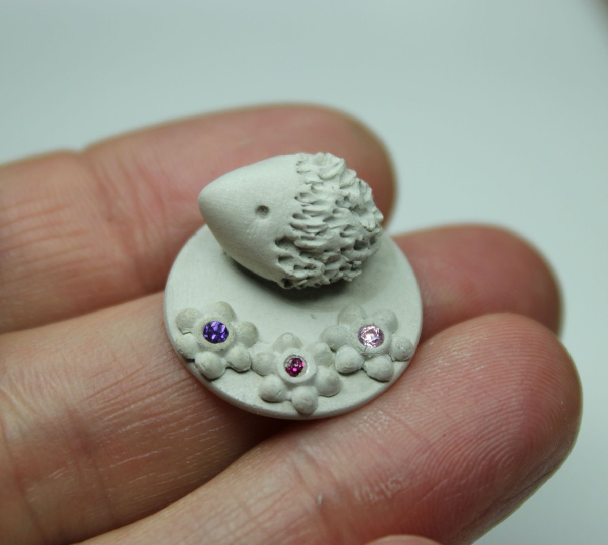 littlesilverhog's tweet photo. Another new design - #hedgehog sculpture with Spring flowers. It will fire to pure silver like the ones on the right #crafthour https://t.co/RUsWRjkHvQ