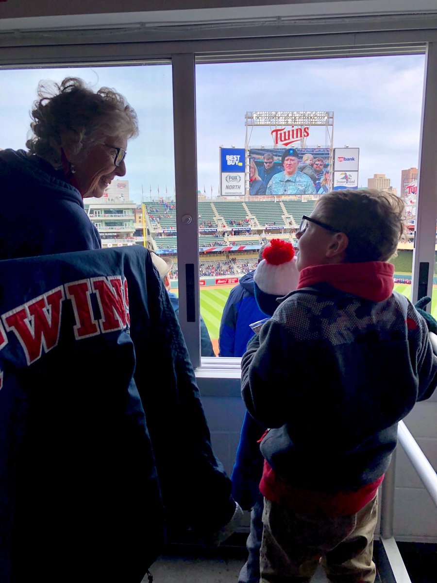 Saying “hi” to his good friend Sue!! #twinspics #twinspic