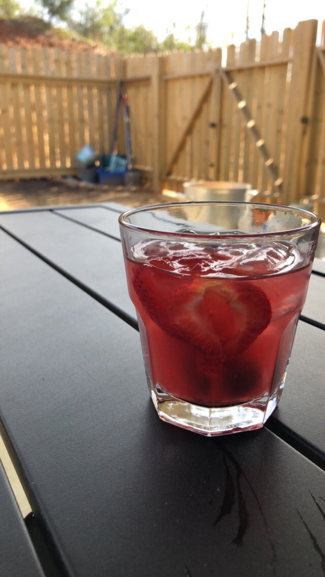 Mitzie_DD's tweet photo. Sunday fun day! Crawfish and drinks https://t.co/k490KfC0DC