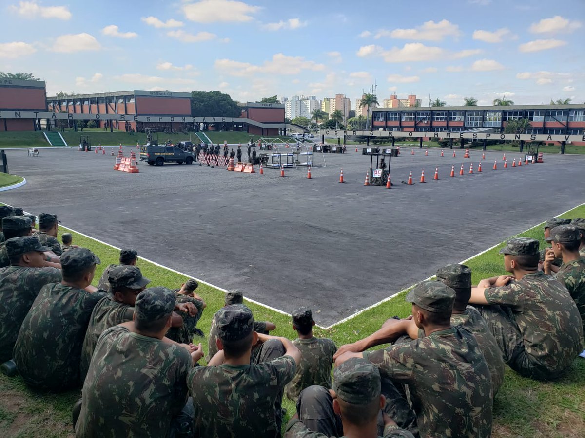 cmse_exercito's tweet photo. No último sábado (30), a instrução de Guarda ao Quartel encerrou o período de internato dos recrutas do 2° Batalhão de Polícia do Exército, em Osasco. #BatalhãoGeneralVentura #2BPE https://t.co/eO4IDPzMdV