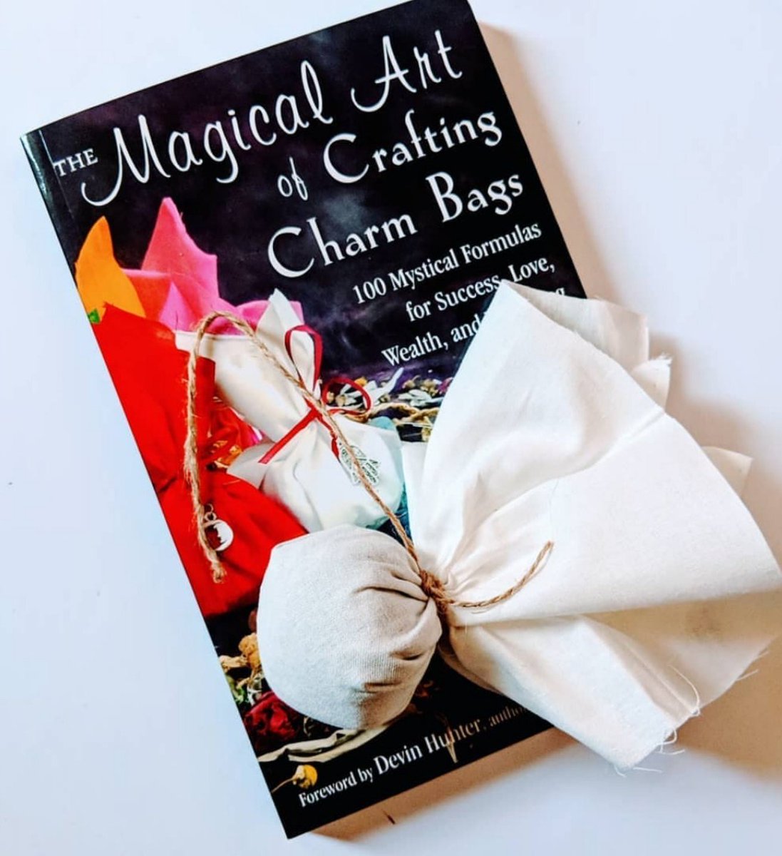 ElhoimLeafar's tweet photo. Hey lovers &amp; Witches 🤭 my last book "The Magical Art of Crafting Charm Bags: 100 Mystical Formulas for Success, Love, Wealth, and Wellbeing" is going up in Amazon ⬆️😱 https://t.co/C60qayMdBG
#195 in #Occultism
#281 in #WitchCraft #Religion &amp; #Spirituality
#398 in #MagicStudies https://t.co/kYwjwUrqvX