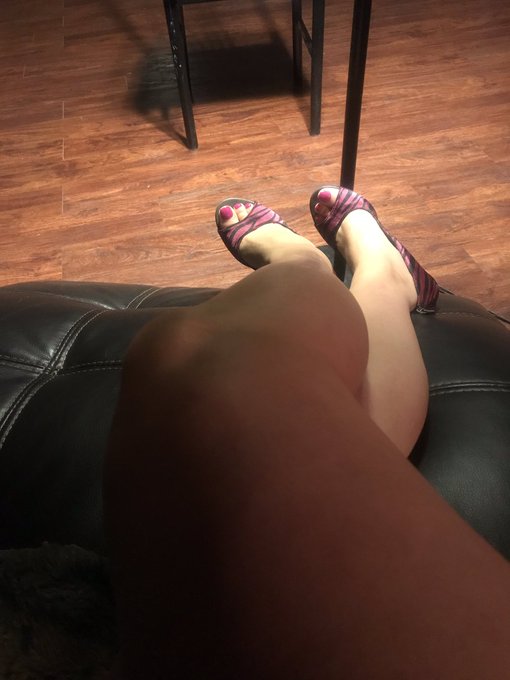 My toes look just like candy 😋. #toes #toenails #feet #purplenails #stiletto https://t.co/KY6km2MgpR&hellip;<a href="/tag/toes"class="tags">#toes</a><a href="/tag/toenails"class="tags">#toenails</a><a href="/tag/feet"class="tags"><span>#feet</span></a><a href="/tag/stiletto"class="tags"><span>#stiletto</span></a><a href="/tag/purplenails"class="tags"><span>#purplenails</span></a>