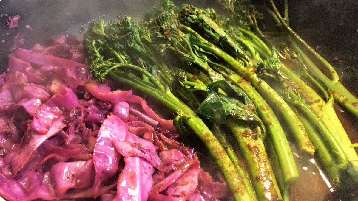 #broccolini #redcabbage #basmastirice #escarole #garlicmushrooms #greenjuice #kboylecreations #plantbased #veganlunch