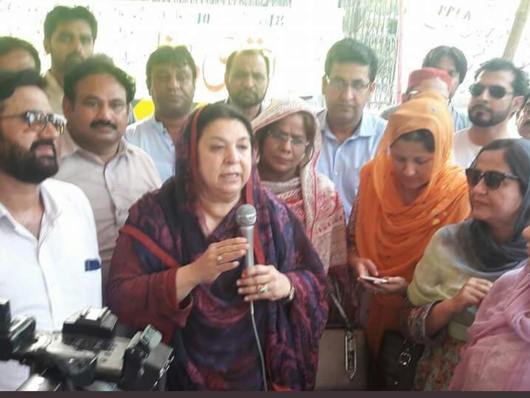 Muhamma68632942's tweet photo. In old Pakistan stood with teachers and in new Pakistan ???????????????? https://t.co/LCwlJru8uP