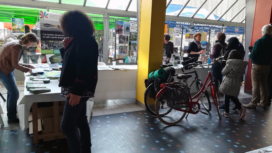 Prefet22's tweet photo. 🚴‍♂️Avec l'association #VeloUtile ce dimanche 31 mars 2019, journée de sensibilisation #securiteroutiere pour les #2roues lors du 4ème forum du voyage à #velo au lycée Sacré Cœur de @VilledeStBrieuc - Rappel des règles de circulation et d'équipement obligatoire et recommandé 🚴‍♀️ https://t.co/EuKqJKOUce