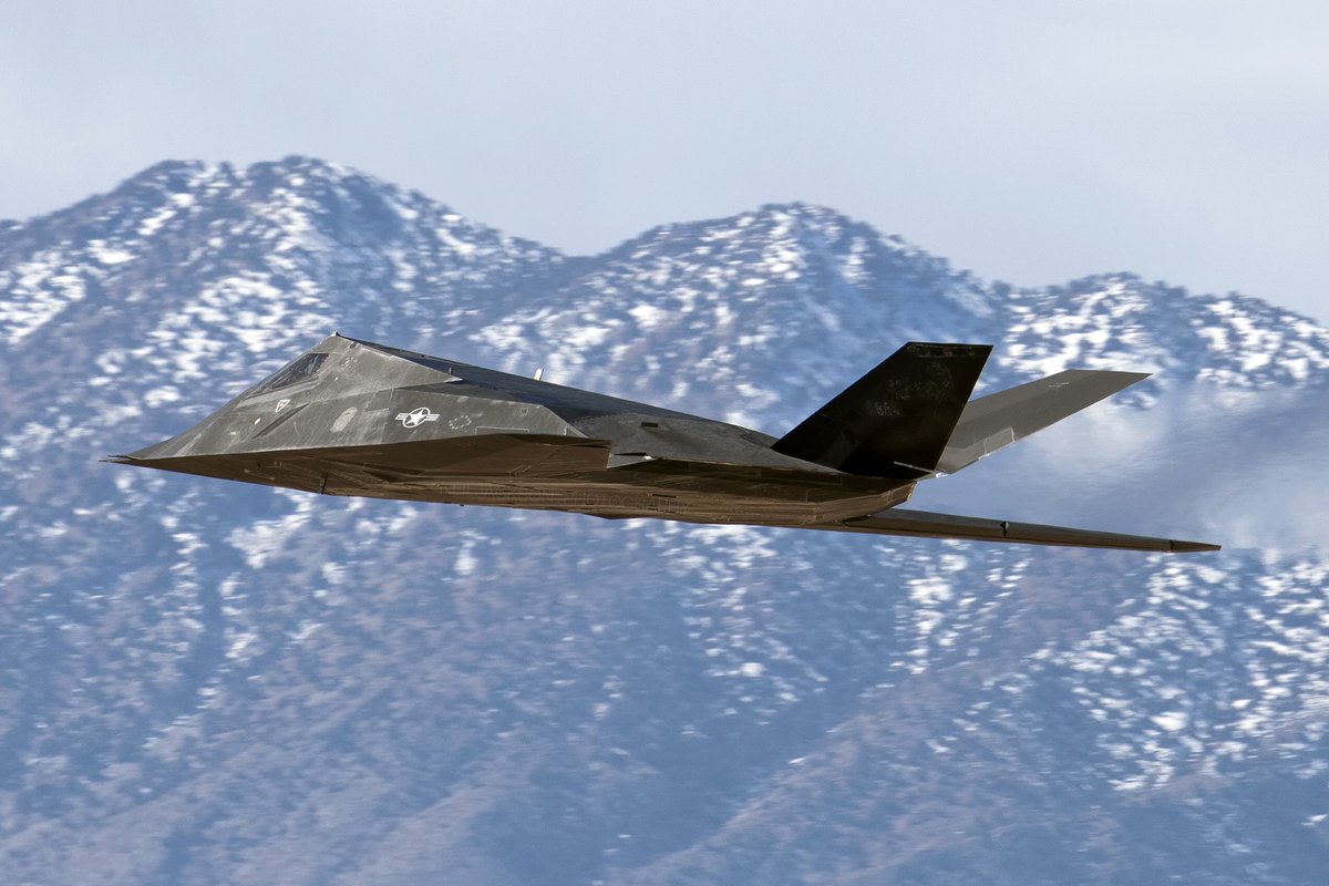 Another shot from my low level Nighthawk encounter in February 2019. LEHI 01, Panamint Valley, 200ft. Something I’ll never forget. Keep your eyes peeled for more on this in upcoming <a href="/AFMonthly/">AirForces Monthly</a> and @CombatAir_Mag magazines. #F117 #Nighthawk #DarkKnights