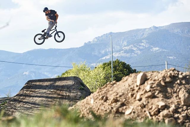 violetaberal's tweet photo. @arkaitzarmendariz whip at @lanajarrabikepark 
#dirt #moredirt #bmx #whip #lanajarrabikepark #dirtjump @360bicycles #bike #violetaberal https://t.co/c8EAPwiv4p https://t.co/7SYZrzlxM8