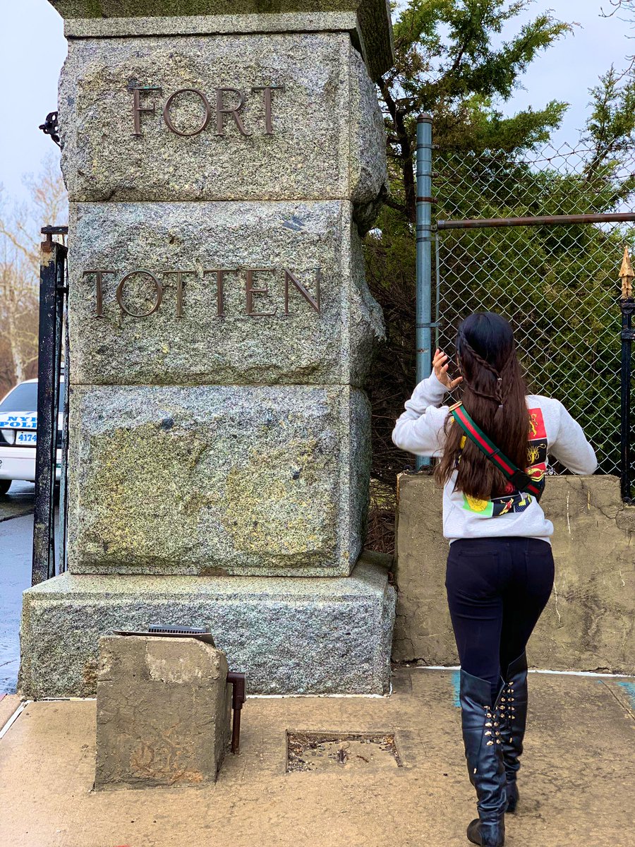 marisaxoxo's tweet photo. @HBO shut down the viewing to see the Iron Throne & I didn’t get to sit. When I got there at 7am to wait 4-5hrs in the rain... Still made the best of the adventure to Queens bc that’s what Queens do, turn a bad situation into a positive one 🙂 #FortheThrone #ThroneoftheCrypt https://t.co/jFWGlx9qyB