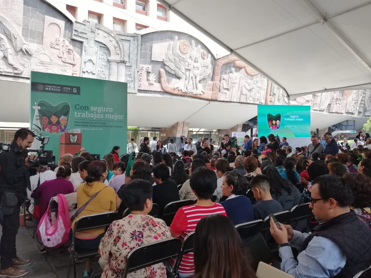 FondoSemillas's tweet image. Acompañando a las #TrabajadorasDelHogar en la presentación del #ProgramaPiloto del @Tu_IMSS. Sin duda un gran paso para avanzar en la lucha de sus derechos laborales y dignificar este empleo, una deuda que tiene el Estado mexicano con este sector.