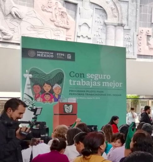 FondoSemillas's tweet image. Acompañando a las #TrabajadorasDelHogar en la presentación del #ProgramaPiloto del @Tu_IMSS. Sin duda un gran paso para avanzar en la lucha de sus derechos laborales y dignificar este empleo, una deuda que tiene el Estado mexicano con este sector.